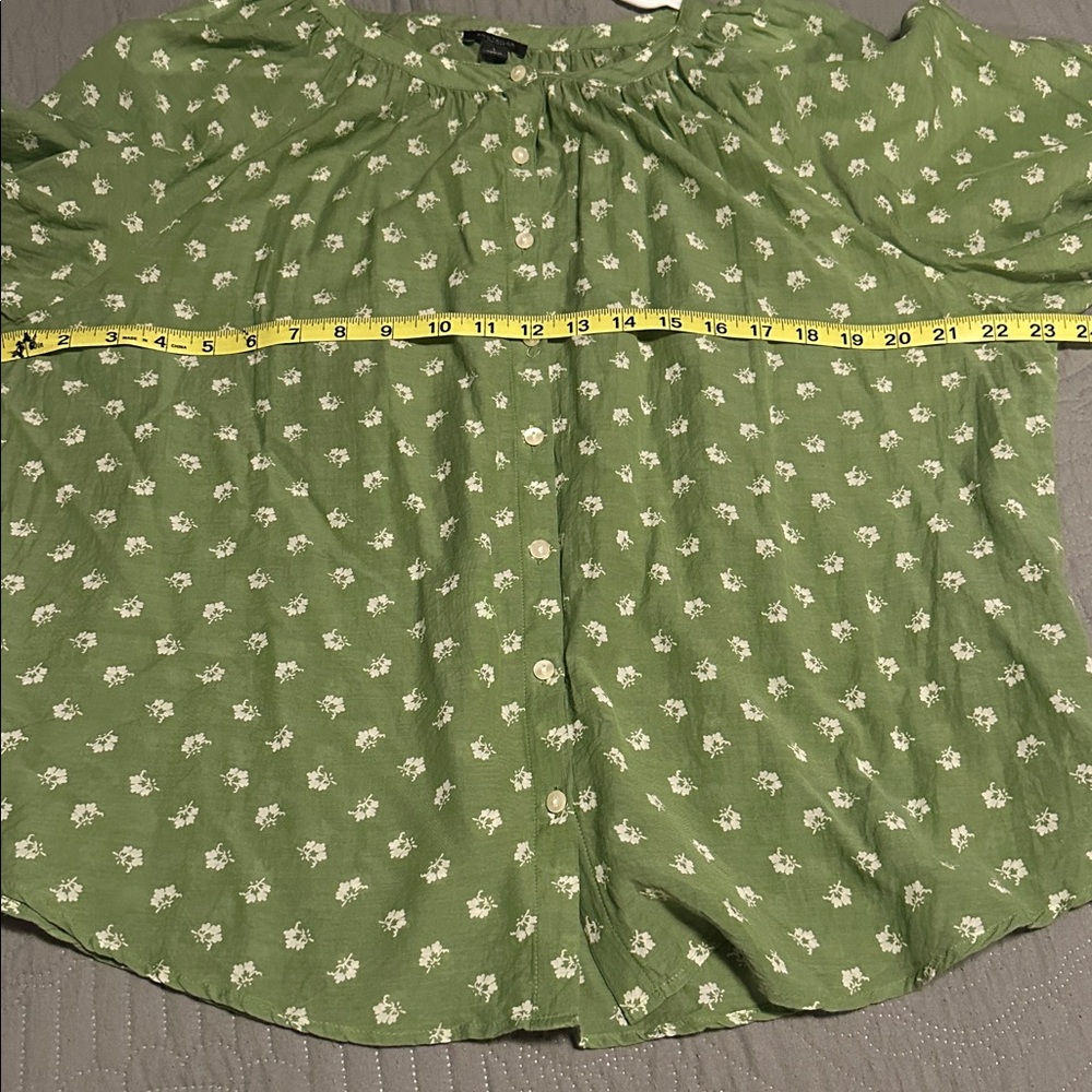 ANN TAYLOR FACTORY  Green Floral Blouse - Picture 8 of 10